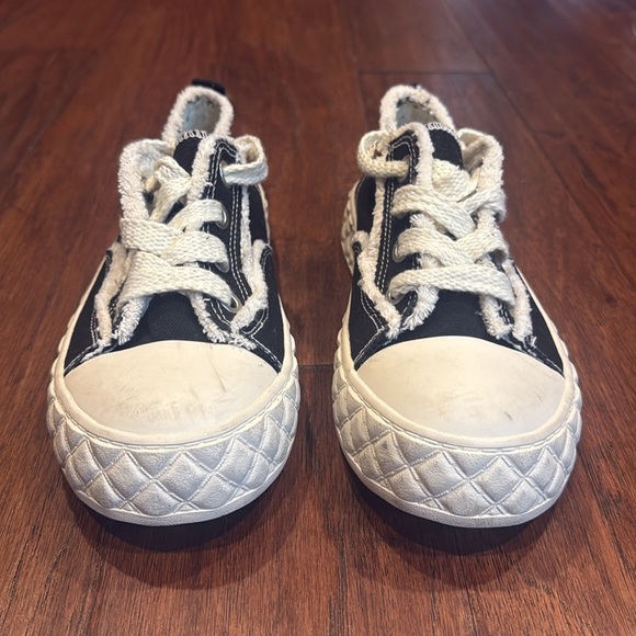 Size 9 Super Comfy Black and White Sneakers - Picture 1 of 6